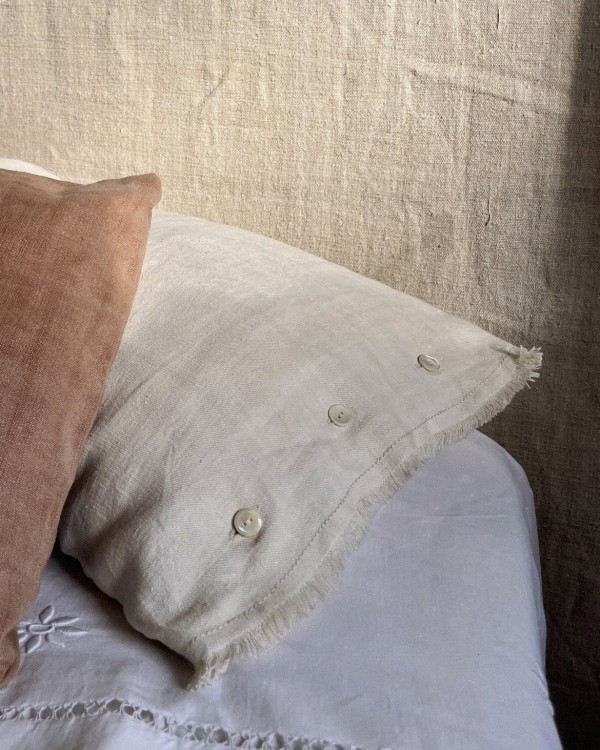 coussin-long-lin-ancien-javanne-detail-boutons.jpg