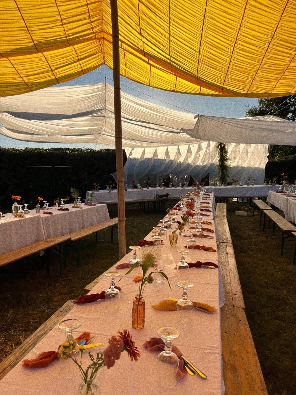 scenographie-canopee-solaire-javanne-decoration-mariage.jpg